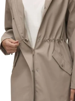 Imperméable ciré beige pourvu d'un col à capuche avec cordon de serrage