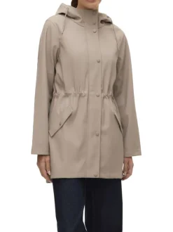 Imperméable ciré beige pourvu d'un col à capuche avec cordon de serrage