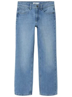 Jean bleu uni avec une coupe droite et des passants pour ceinture