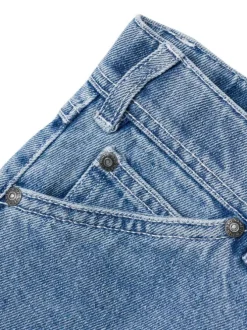 Jean bleu uni pourvu d'une coupe droite et de multiples poches
