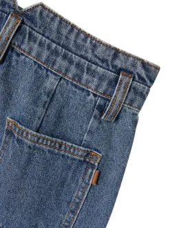 Jean en coton bleu chiné avec une coupe mom et des surpiqûres contrastantes