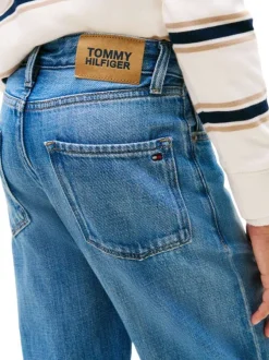 Jean en coton bleu uni coupe regular avec le patch de la marque à l'arrière