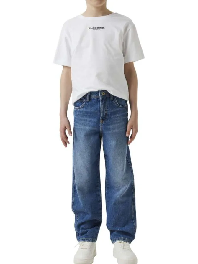 Jean en coton bleu uni pourvu d'une coupe droite et de multiples poches