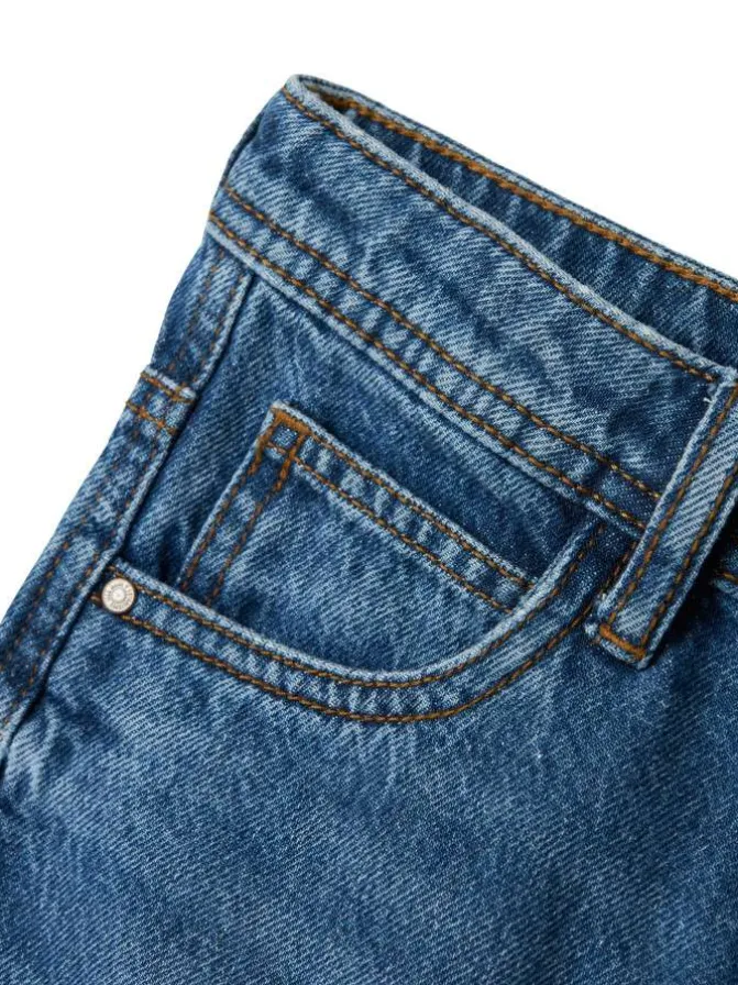 Jean en coton bleu uni pourvu d'une coupe droite et de multiples poches