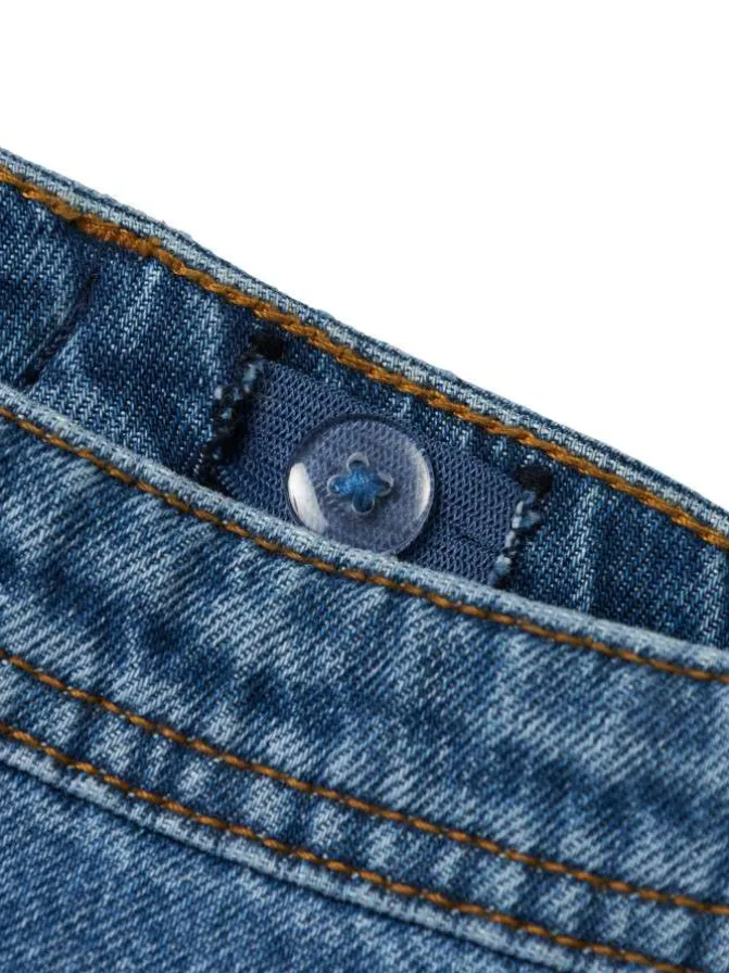 Jean en coton bleu uni pourvu d'une coupe droite et de multiples poches