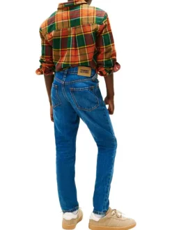 Jean en coton indigo coupe slim avec le patch de la marque à l'arrière