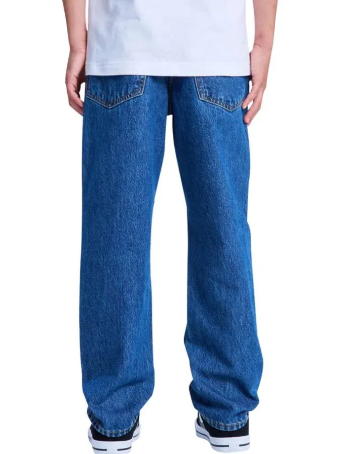 Jean en coton indigo uni avec une coupe droite et de multiples poches