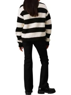 Jean en coton noir uni à coupe bootcut avec poches plaquées et patch