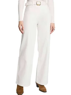 Jean blanc uni avec une coupe bootcut et une ceinture à boucle dorée