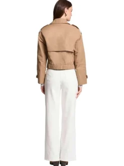 Jean blanc uni avec une coupe bootcut et une ceinture à boucle dorée
