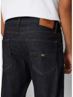 Jean bleu avec une coupe ajustée et une fermeture zippée boutonnée