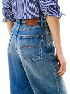 Jean bleu avec une coupe bootcut et des passants pour ceinture