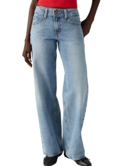 Jean bleu clair uni avec une coupe bootcut et multiples poches plaquées