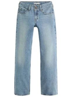 Jean bleu clair uni avec une coupe bootcut et multiples poches plaquées