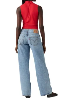 Jean bleu clair uni avec une coupe bootcut et multiples poches plaquées