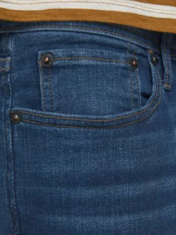 Jean bleu délavé avec une coupe droite et une fermeture zippée boutonnée