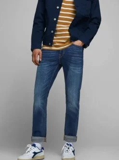 Jean bleu délavé avec une coupe droite et une fermeture zippée boutonnée