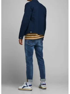 Jean bleu délavé avec une coupe droite et une fermeture zippée boutonnée