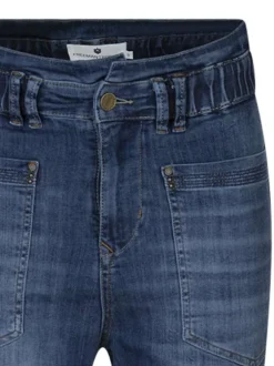Jean bleu effet délavé avec une coupe carotte et fermeture à zip et bouton