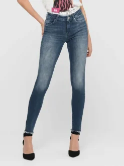 Jean bleu en coton avec une coupe skinny et étiquette d'authentification