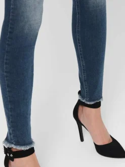 Jean bleu en coton avec une coupe skinny et étiquette d'authentification