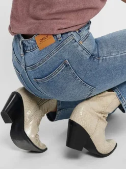 Jean bleu femme avec une coupe skinny uni et un patch d'authenticité