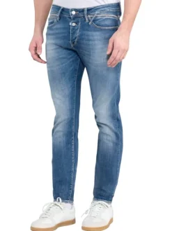 Jean bleu fermé par deux boutons délavé avec une coupe slim fit