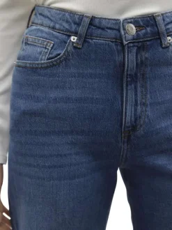 Jean bleu indigo délavé avec une coupe bootcut et une taille haute