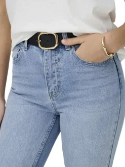 Jean bleu stone uni avec une coupe slim et un zip et un bouton