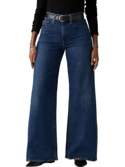 Jean bleu uni avec une coupe bootcut et multiples poches plaquées
