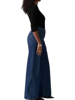 Jean bleu uni avec une coupe bootcut et multiples poches plaquées