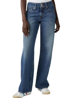 Jean bleu uni avec une coupe bootcut et multiples poches plaquées