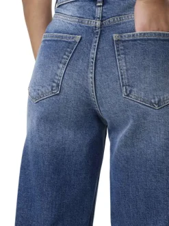 Jean bleu uni en coton avec une coupe flare et un effet délavé