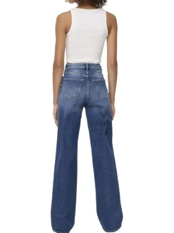 Jean bleu uni en coton avec une coupe flare et un effet délavé