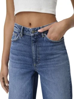 Jean bleu uni en coton avec une coupe flare et un effet délavé