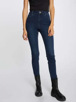 Jean brut avec une coupe slim et 4 poches