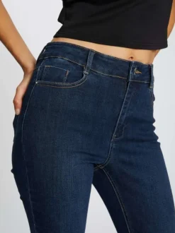 Jean brut avec une coupe slim et 4 poches