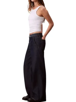Jean brut uni avec une coupe flare et fermeture à zip et à bouton