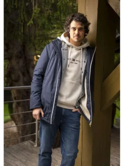 Jean Denton en coton indigo coupe droite avec un patch de la marque à l'arrière