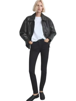 Jean en anthracite légèrement délavé avec une coupe slim et 5 poches