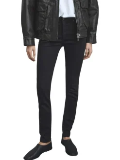 Jean en anthracite légèrement délavé avec une coupe slim et 5 poches