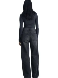 Jean en coton anthracite uni avec une coupe droite et des poches