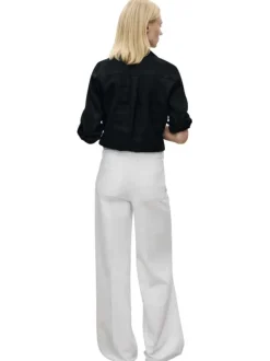 Jean en coton blanc uni à coupe large avec des poches plaquées à l'avant