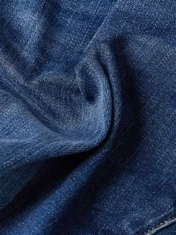Jean en coton bleu avec des passants pour ceinture et une coupe slim