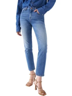 Jean en coton bleu avec une coupe slim une taille haute et cinq poches