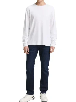 Jean en coton bleu brut légèrement délavé avec une coupe slim