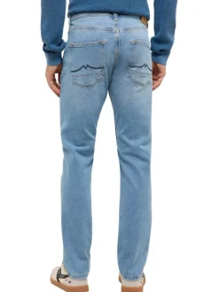 Jean en coton bleu ciel délavé avec une coupe slim et 5 poches