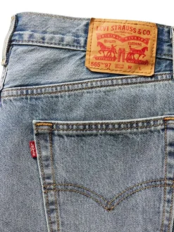 Jean 565 en coton bleu ciel légèrement délavé avec une coupe ample