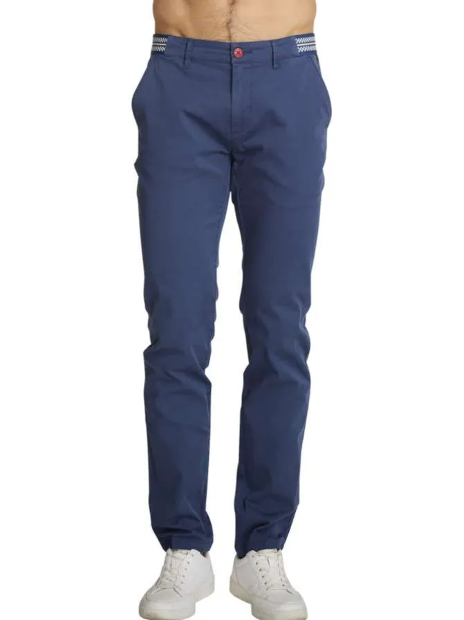 Jean en coton bleu à coupe ajustée pourvu de multiples poches
