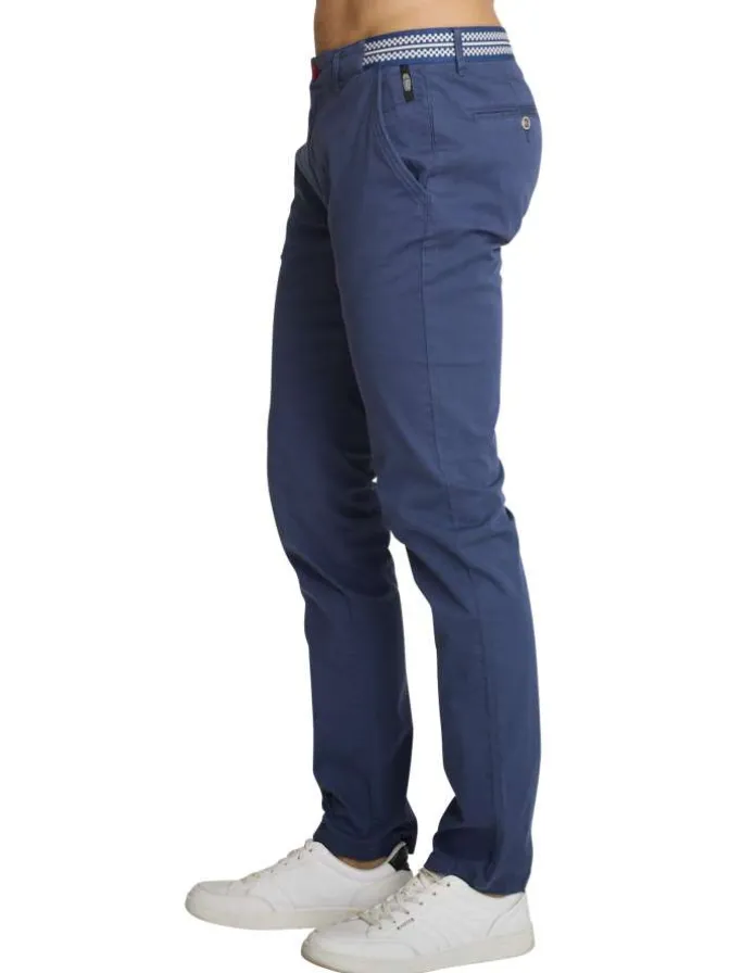 Jean en coton bleu à coupe ajustée pourvu de multiples poches